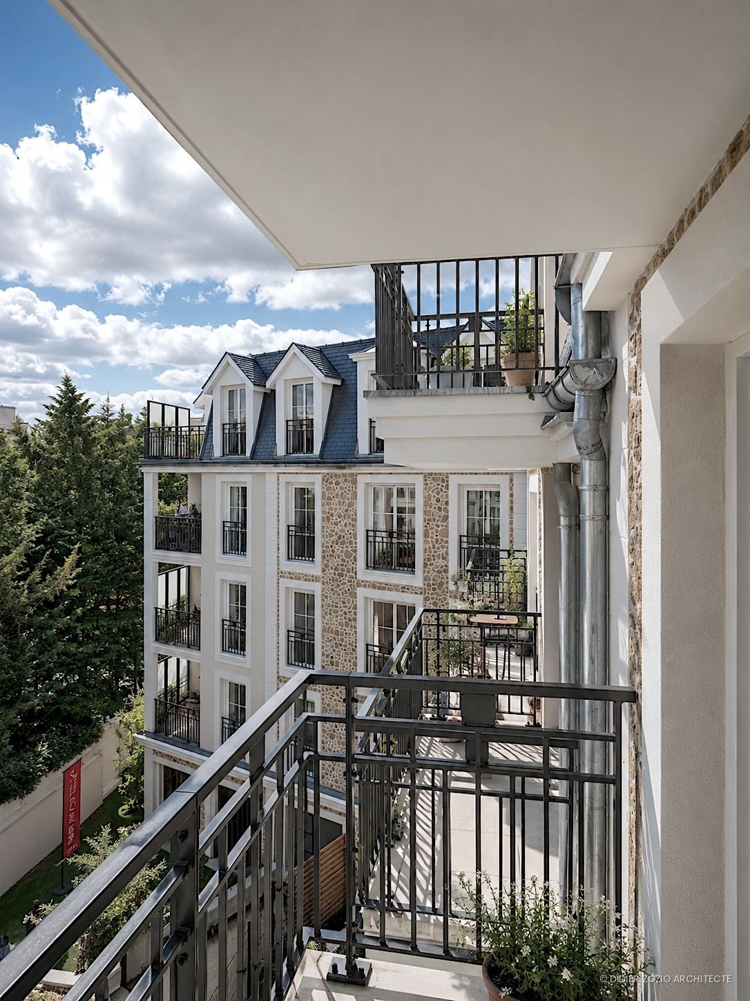 11 Novembre - vue depuis un balcon vers la cour intérieure