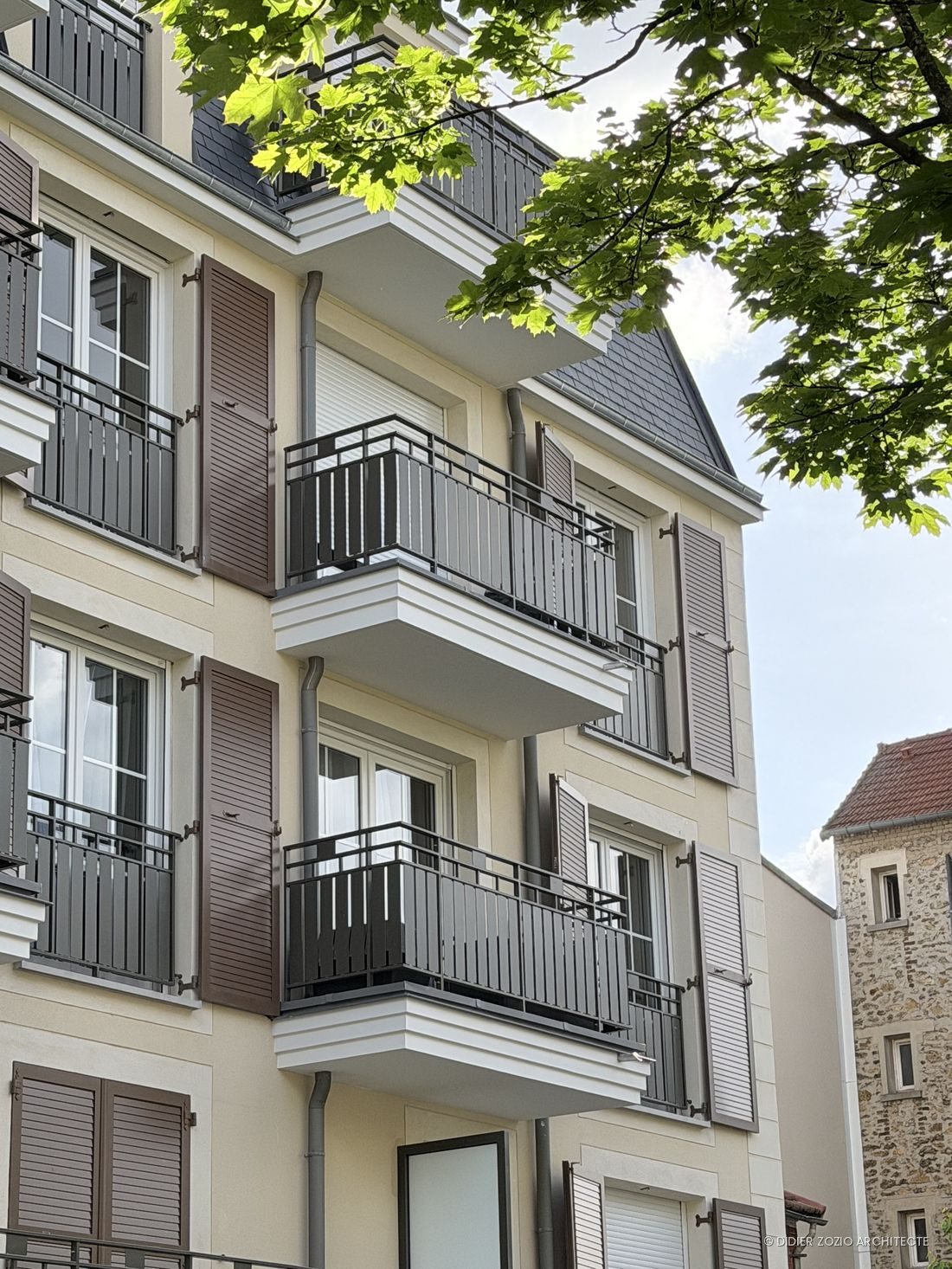 Cours Mansart - balcons et volets bois